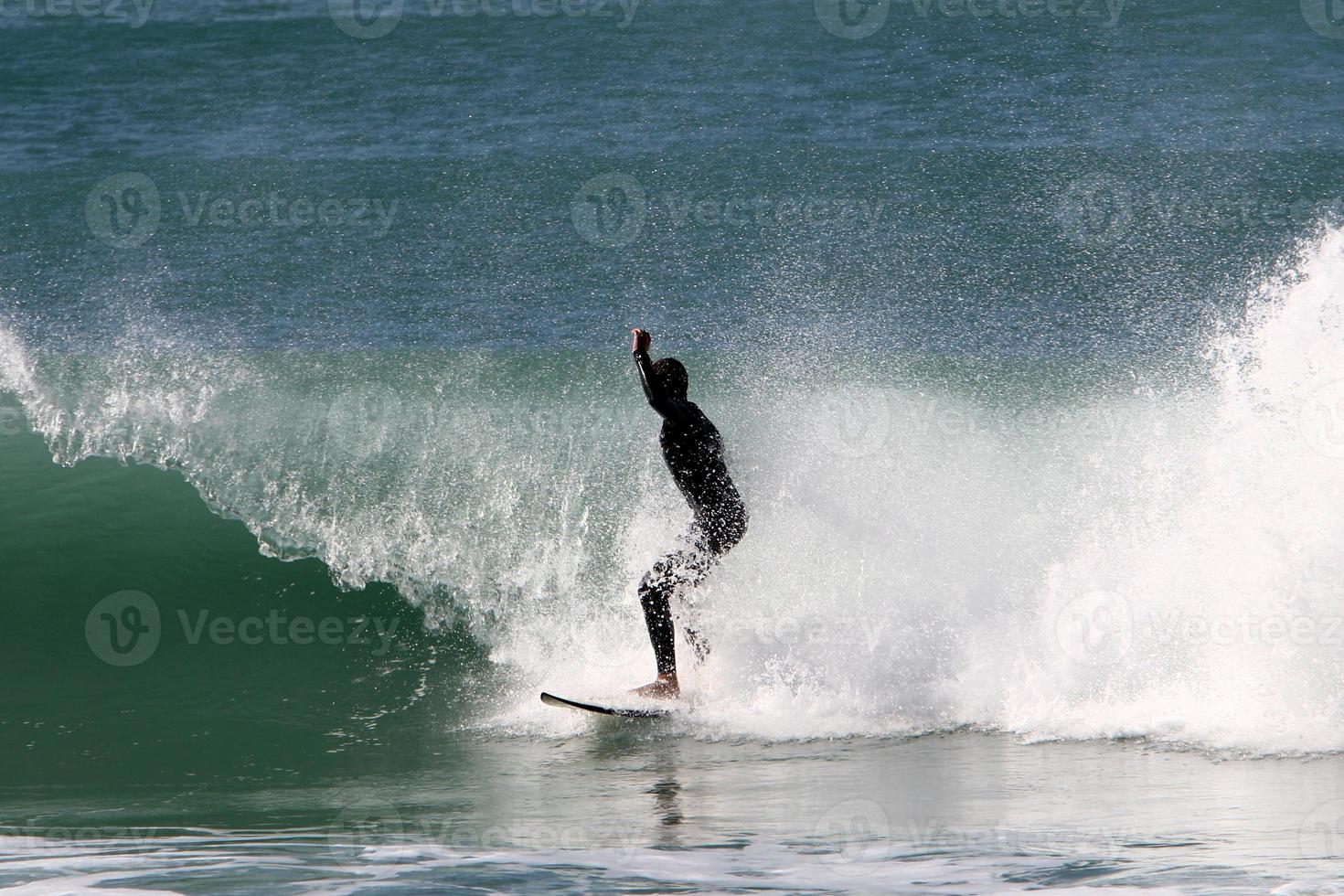 fare surf su alto onde su il mediterraneo mare nel settentrionale Israele. foto