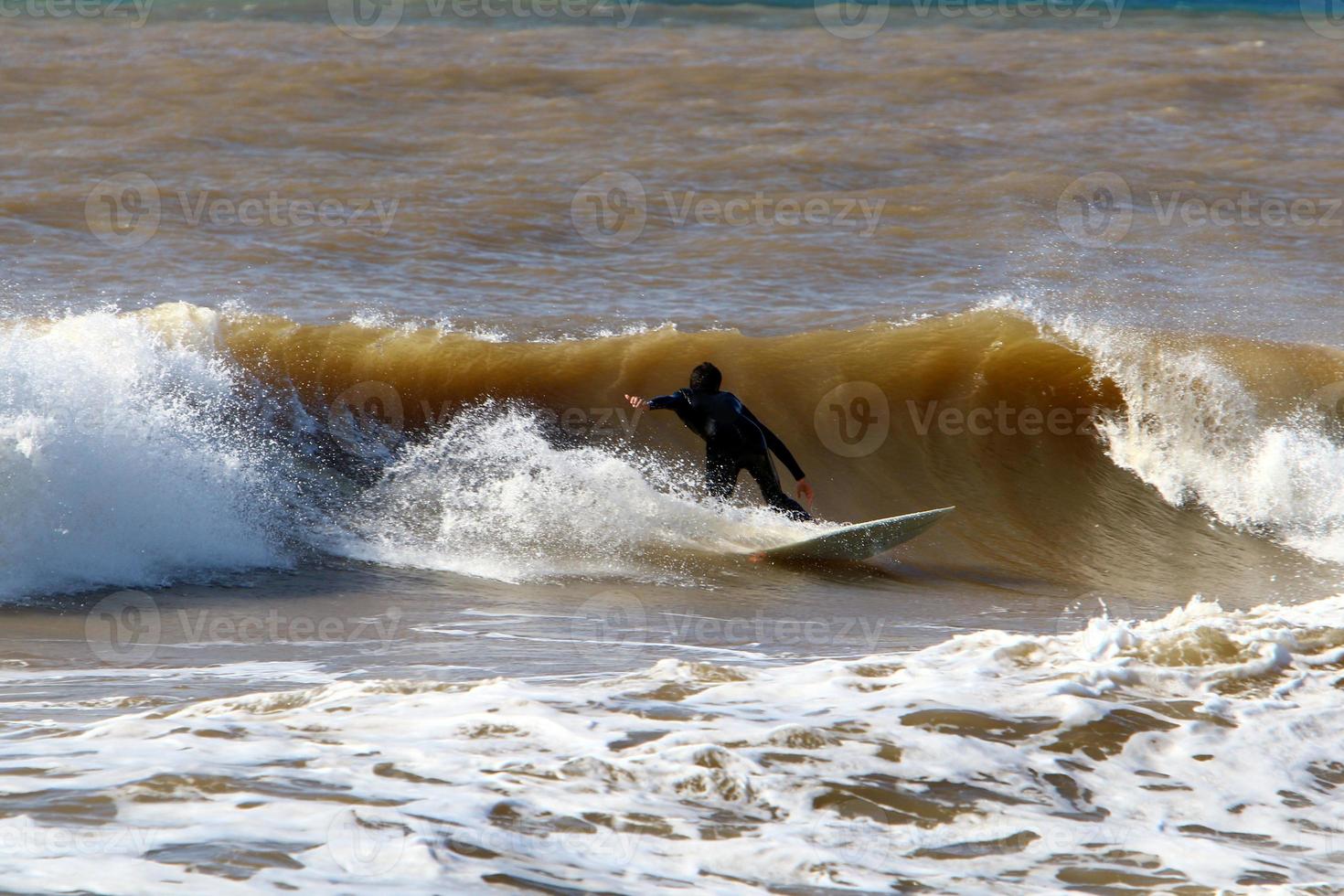 fare surf su alto onde su il mediterraneo mare nel settentrionale Israele. foto