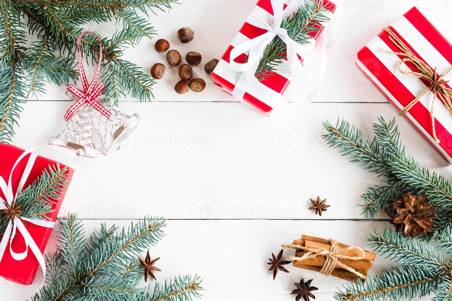 nuovo anno di legno sfondo con abete rosso rami, anice stelle, cannella bastoni, i regali nel festivo confezione con un' copia di il spazio. foto