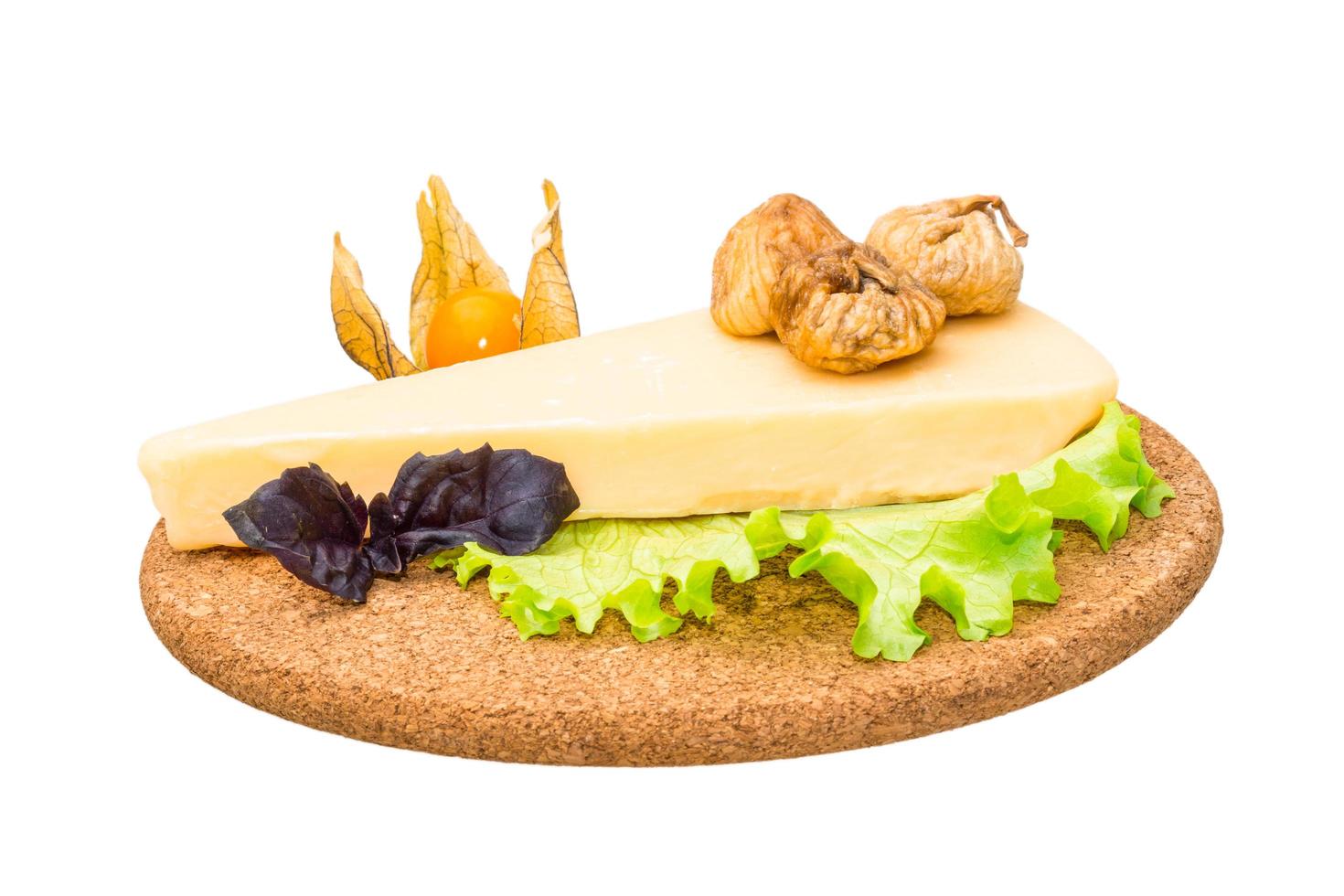 parmigiano formaggio su di legno tavola e bianca sfondo foto