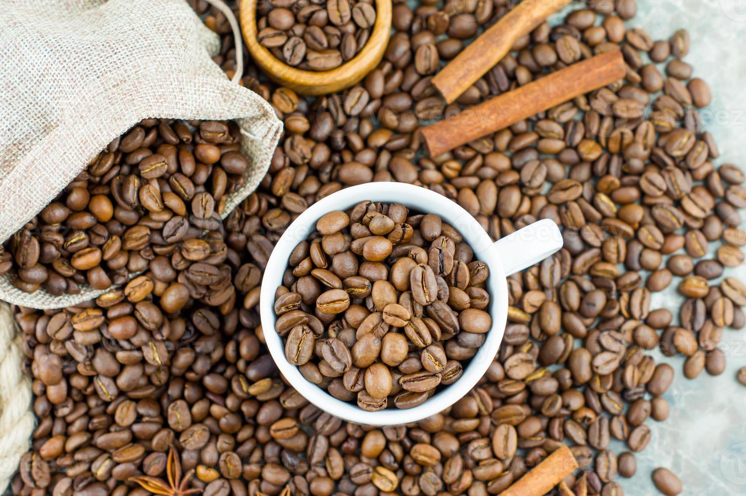 superiore Visualizza, avvicinamento di caffè fagioli nel un' tazza, ciotola, Borsa. cannella bastoni, anice stelle. originale composizione. foto