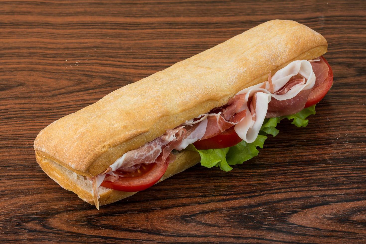 prosciutto Sandwich su di legno sfondo foto