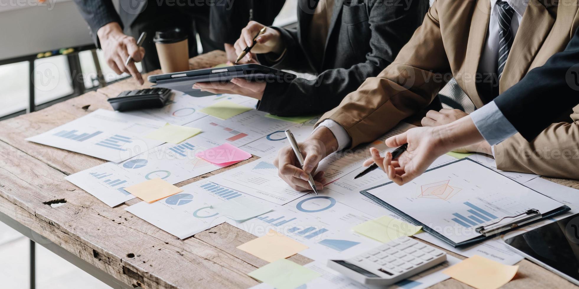 avvicinamento di attività commerciale squadra mani al di sopra di documenti durante discussione di un' nuovo progetto foto