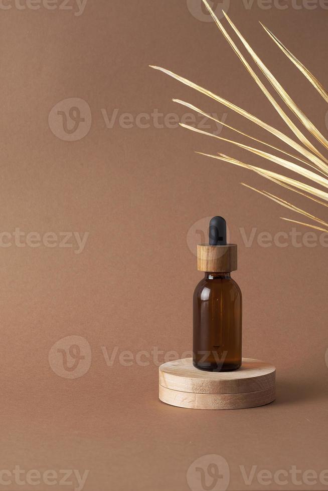 cosmetico bottiglia con legna podio e palma foglia su Marrone sfondo. vicino su, copia spazio foto