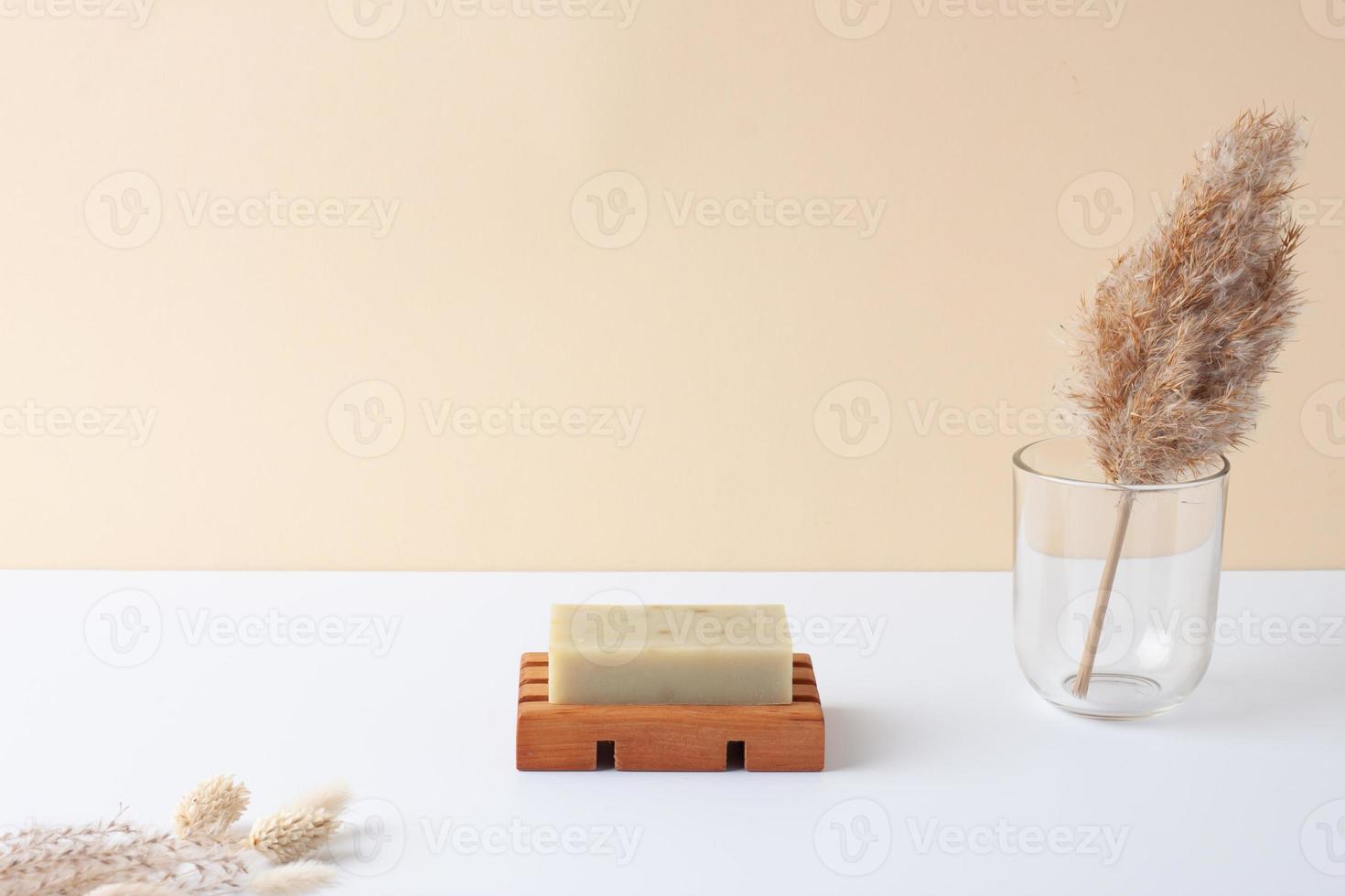 sapone con fiori su pastello beige sfondo. vicino su, copia spazio. foto