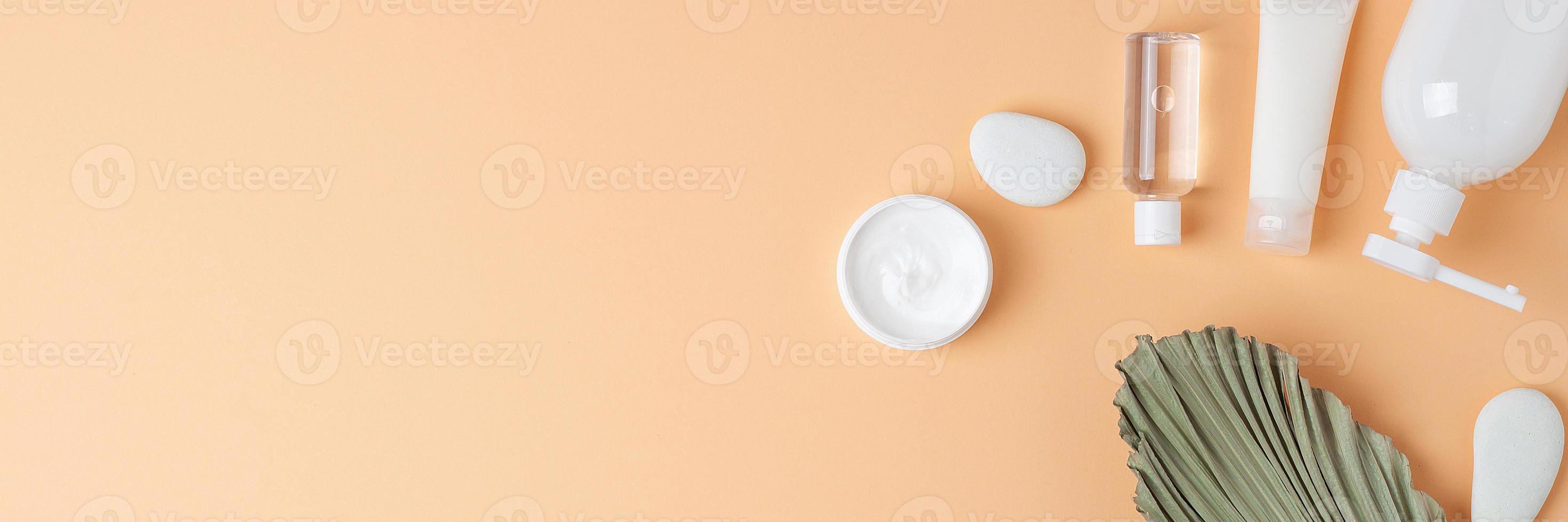 cosmetico pelle cura prodotti con palma foglia su pastello beige sfondo. piatto posizione, copia spazio foto