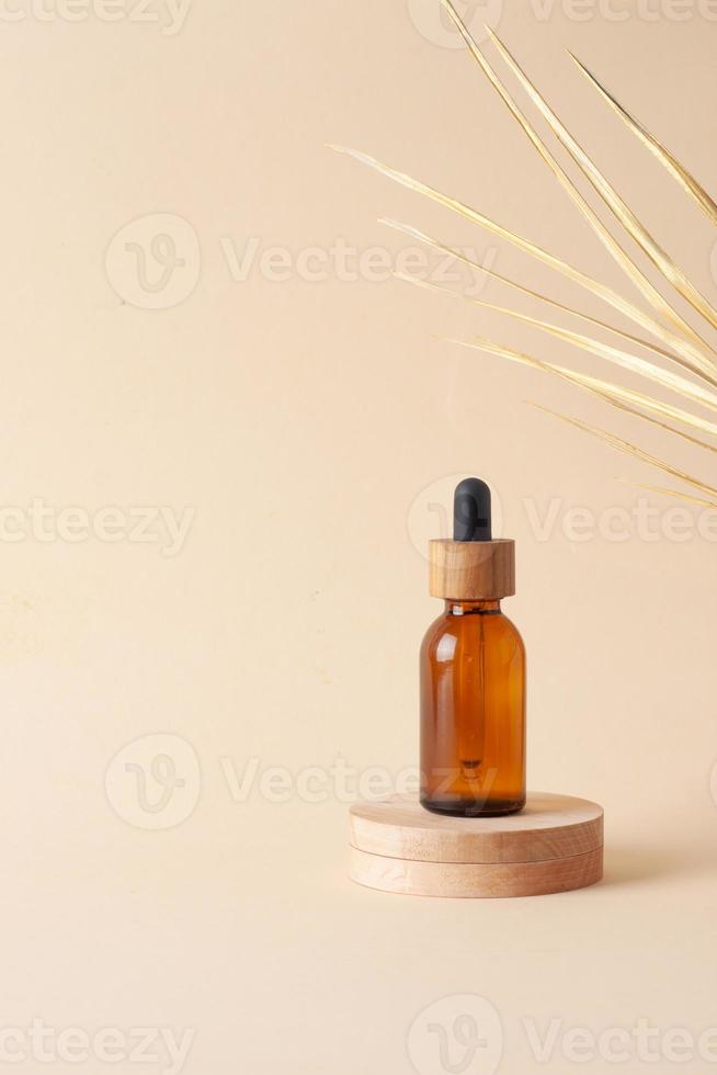 cosmetico bottiglia con legna podio e palma foglia su pastello beige sfondo. vicino su, copia spazio foto
