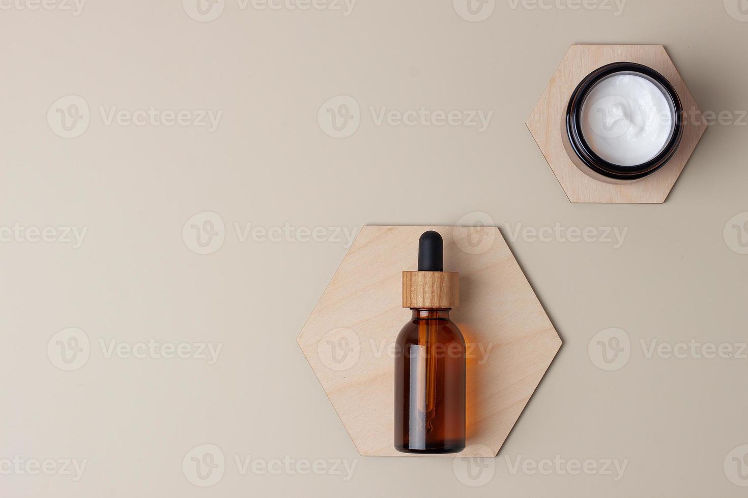 cosmetico pelle cura prodotti con un' di legno esagono su pastello beige sfondo. piatto posizione, copia spazio foto