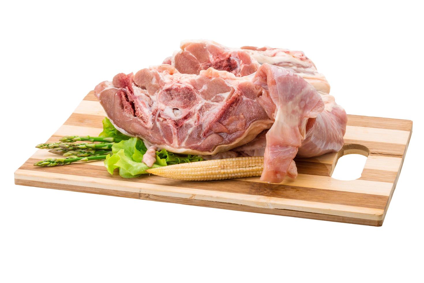 crudo agnello su di legno tavola e bianca sfondo foto