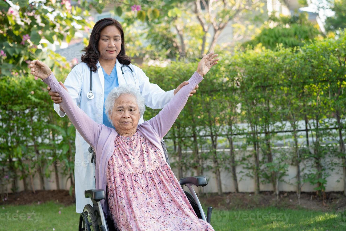 asiatico anziano o anziano vecchio donna esercizio con medico nel parco, salutare forte medico concetto. foto