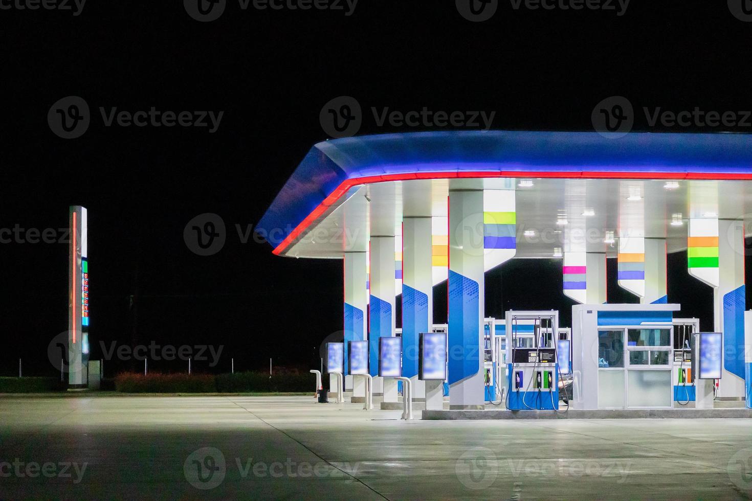 benzina gas stazione a notte foto