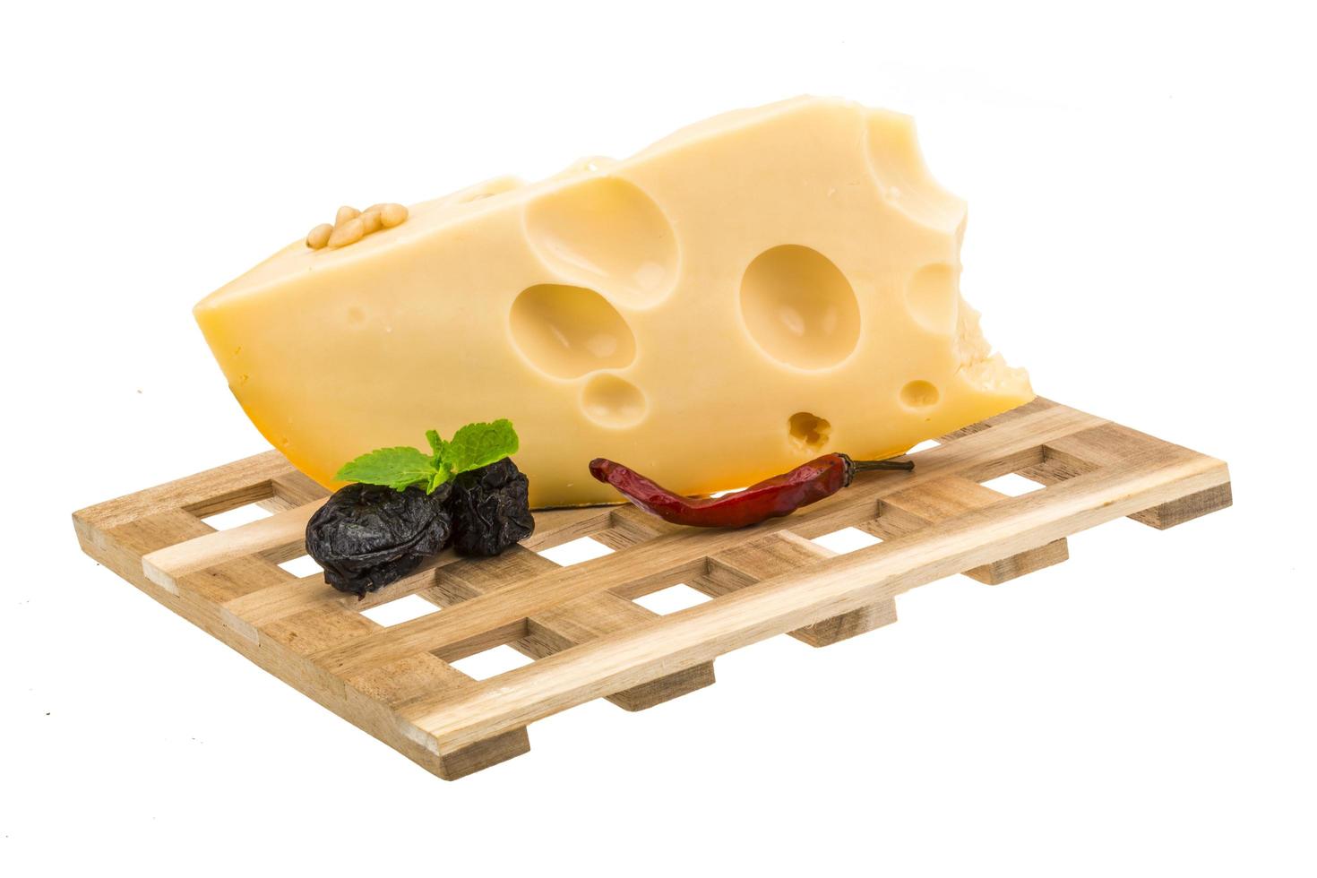 formaggio maasdam su bianco foto