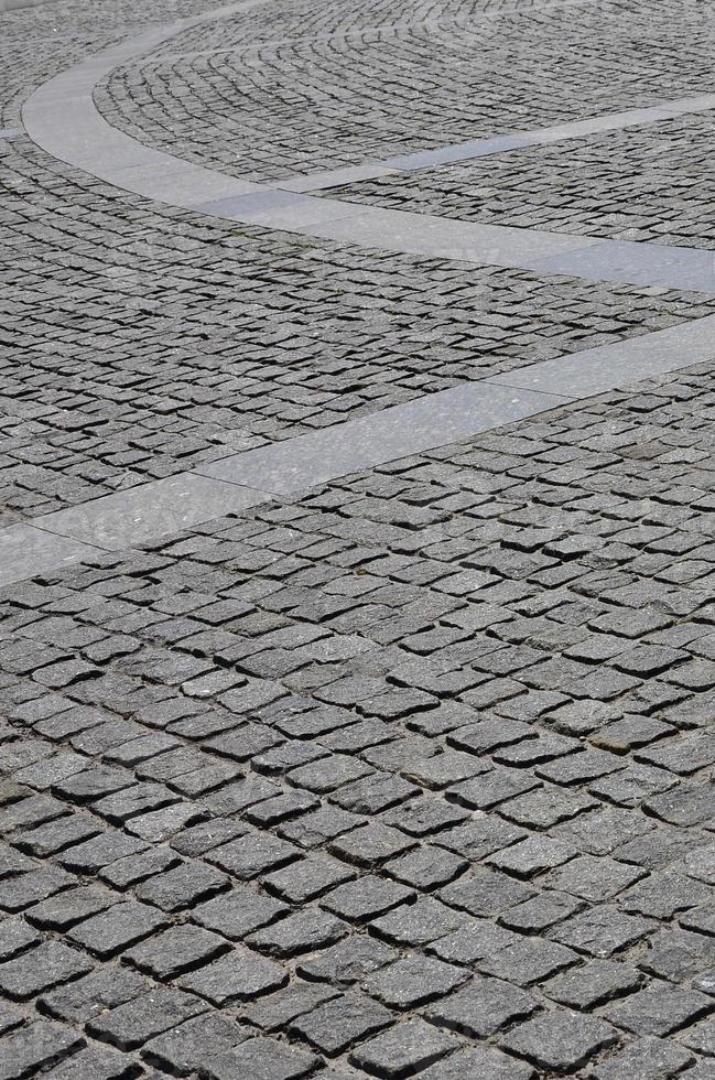 il struttura di il pavimentazione lastra pavimentazione pietre di molti piccolo pietre di un' piazza forma sotto luminosa luce del sole foto