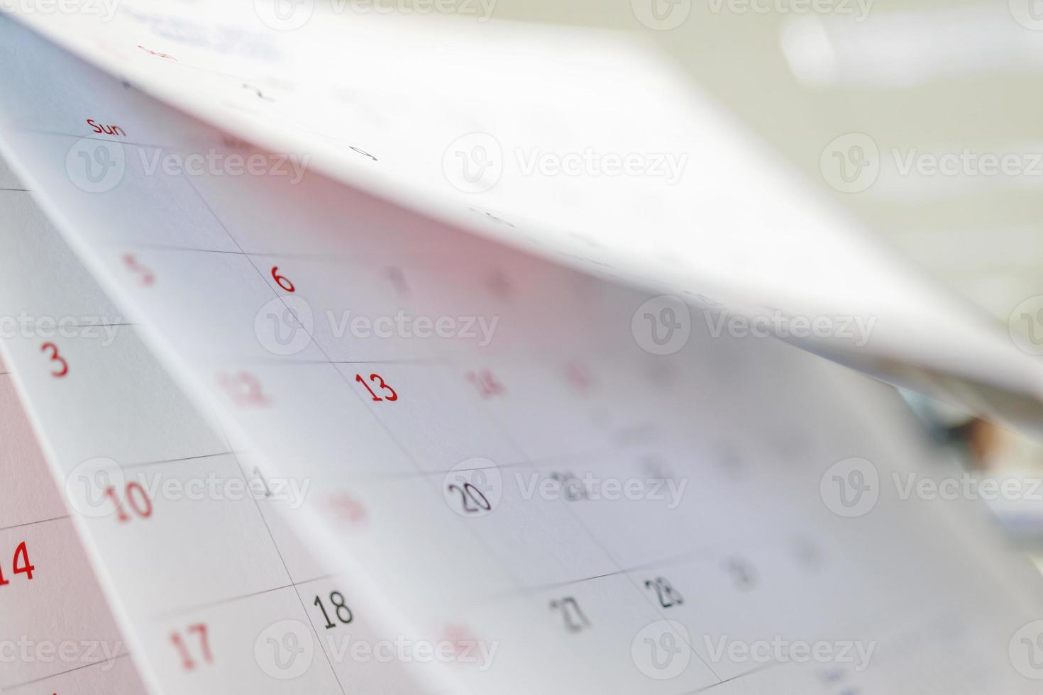 calendario pagina capovolgimento foglio vicino su su ufficio tavolo interno sfondo attività commerciale programma pianificazione appuntamento incontro concetto foto