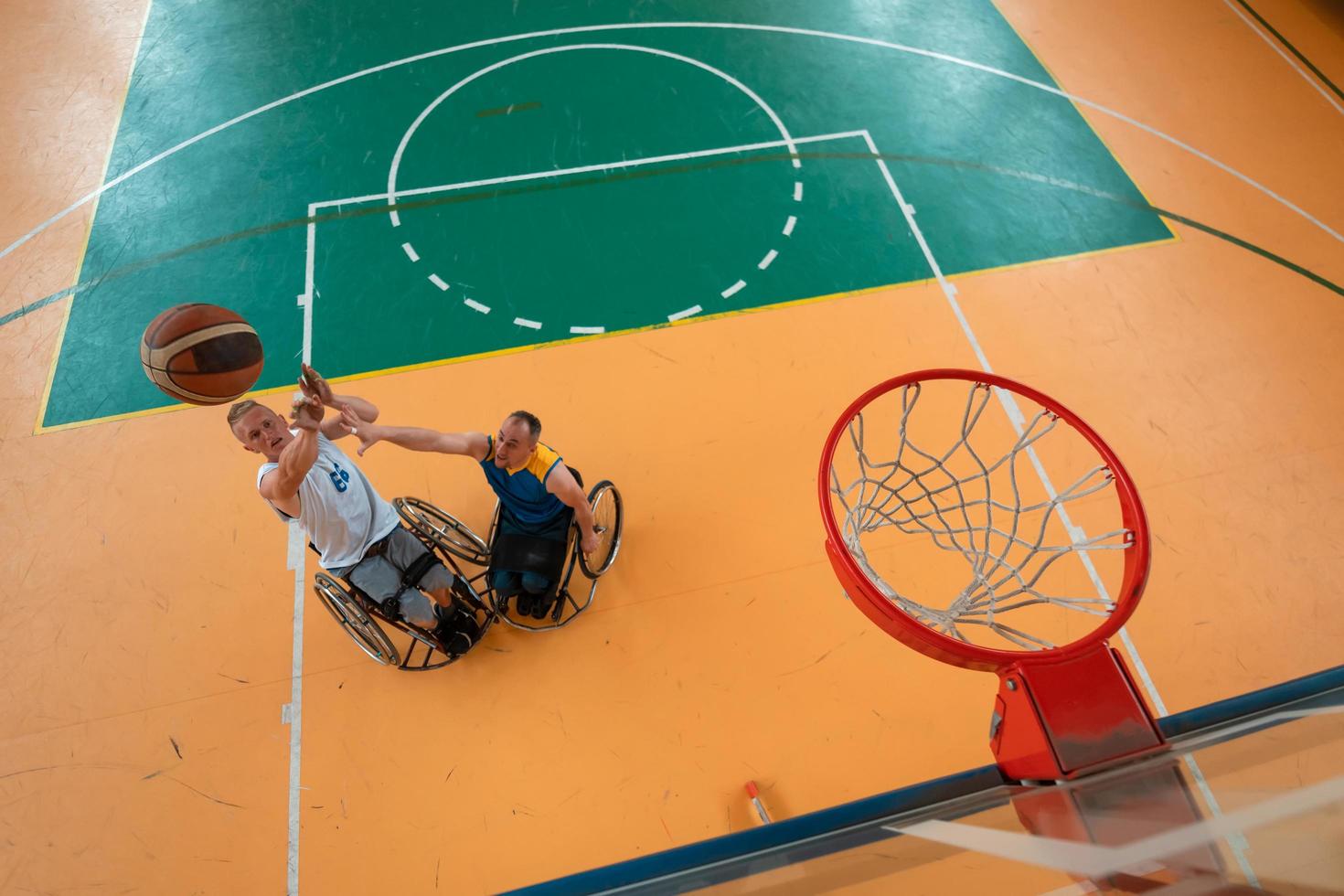 Disabilitato guerra o opera veterani misto gara e età pallacanestro squadre nel sedie a rotelle giocando un' formazione incontro nel un' gli sport Palestra sala. portatori di handicap persone reinserimento e inclusione concetto. foto