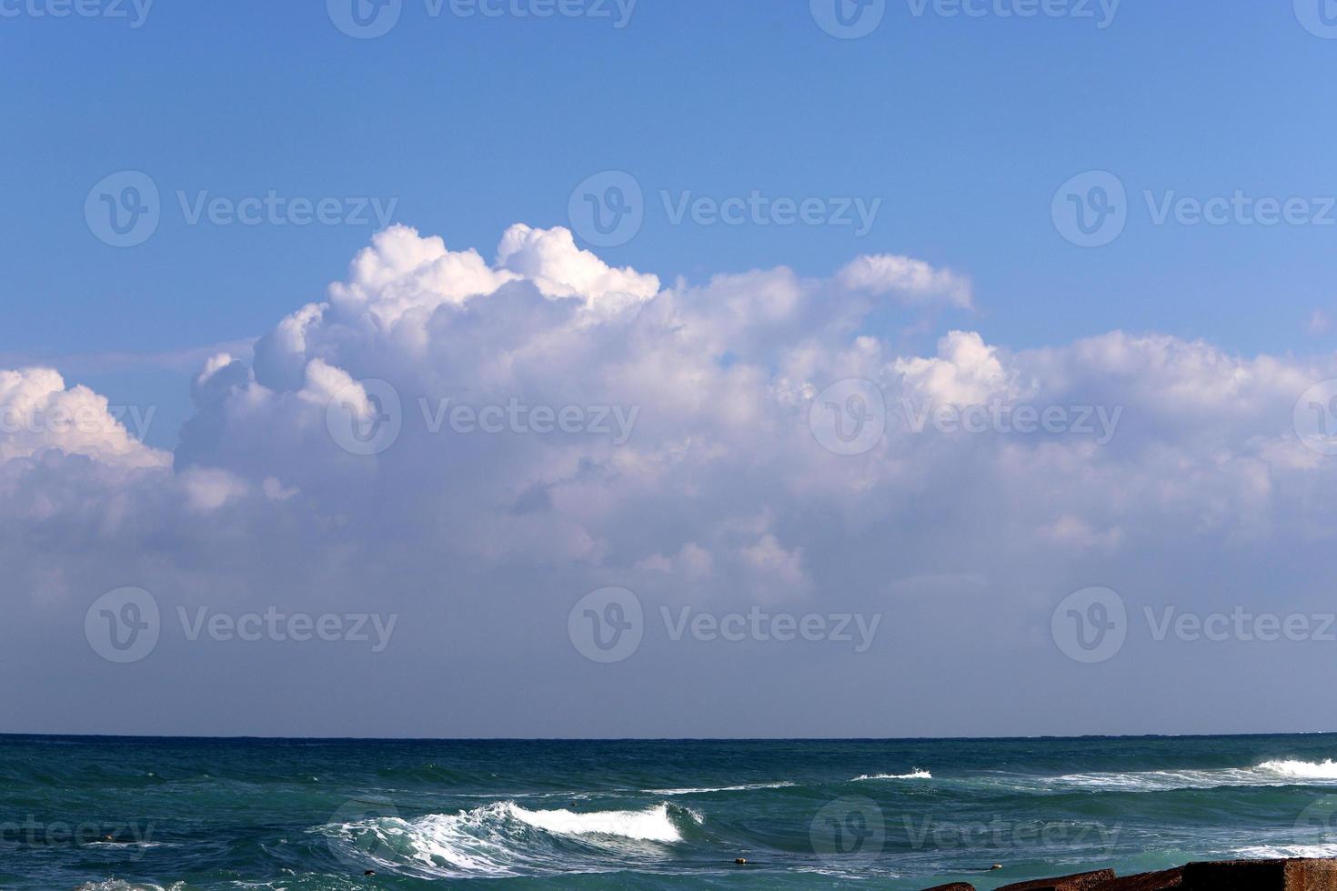 grande pioggia nuvole nel il cielo al di sopra di il mare. foto