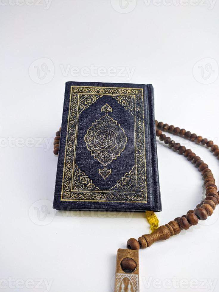 islamico concetto - il santo al corano, su bianca sfondo, con copia spazio foto
