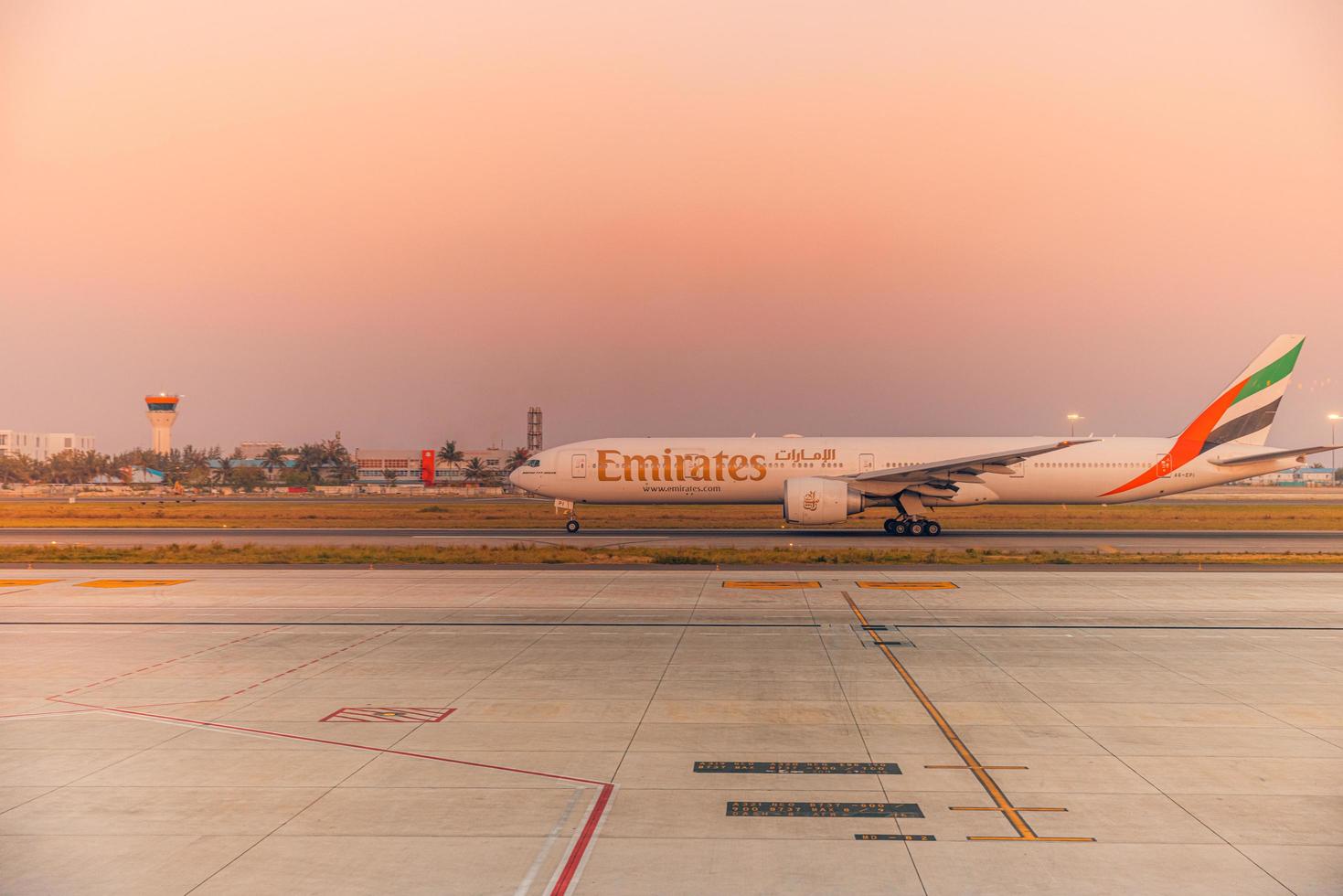 06.02.22, maschio, Maldive - boeing 777-300 di Emirates aereo su il pista di decollo preparazione per decollare a maschio, Maldive isole internazionale aeroporto. turismo trasporto, esotico vacanza destinazione foto