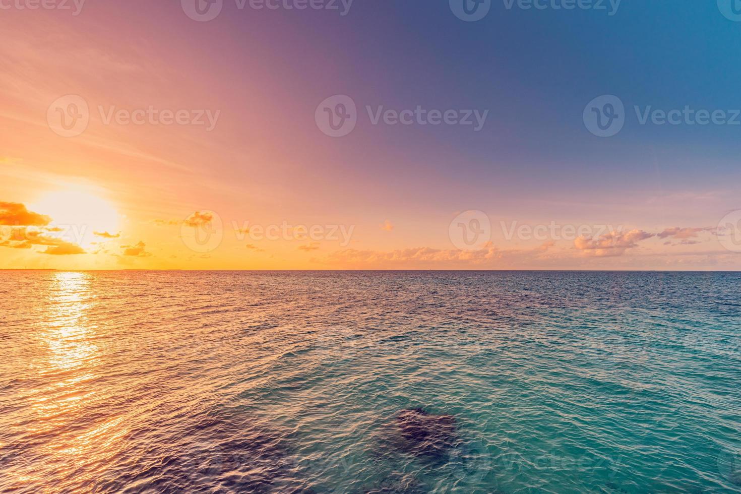 primo piano spiaggia di sabbia di mare. panorama panoramico della spiaggia. ispirare l'orizzonte del paesaggio marino della spiaggia tropicale. tramonto arancione e dorato cielo calma calma rilassante luce solare umore estivo. banner vacanza viaggio vacanza foto