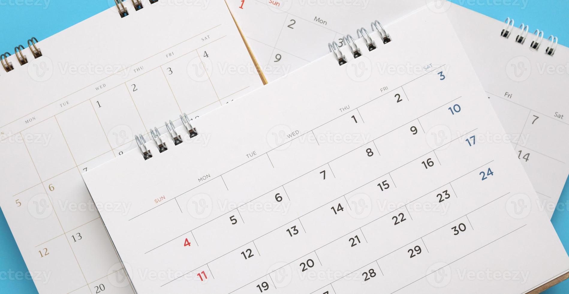 calendario pagina vicino su su blu sfondo attività commerciale pianificazione appuntamento incontro concetto foto