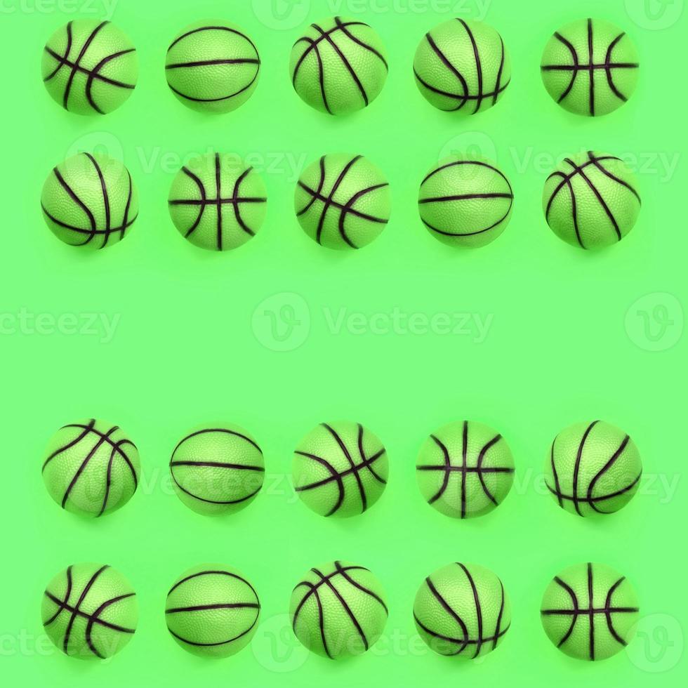 molti piccolo verde palle per pallacanestro sport gioco bugie su struttura sfondo foto