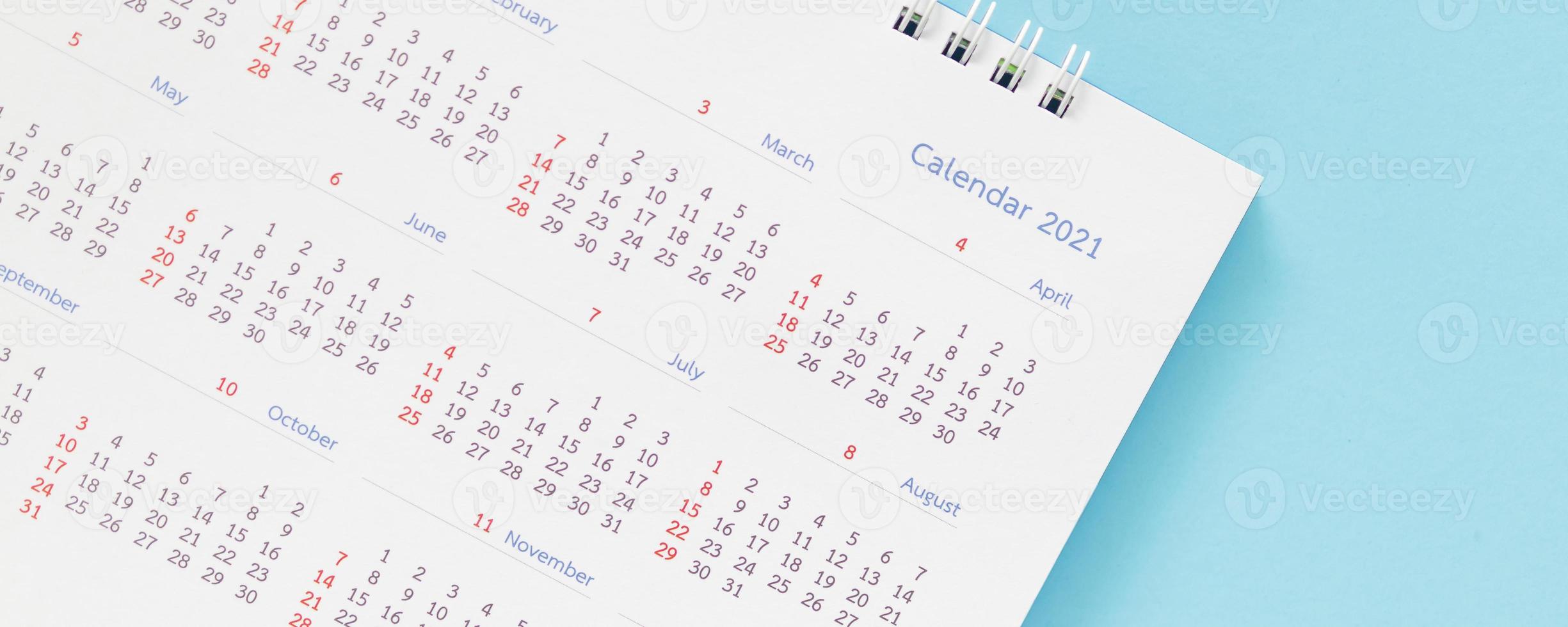 2021 calendario pagina su blu sfondo attività commerciale pianificazione appuntamento incontro concetto foto