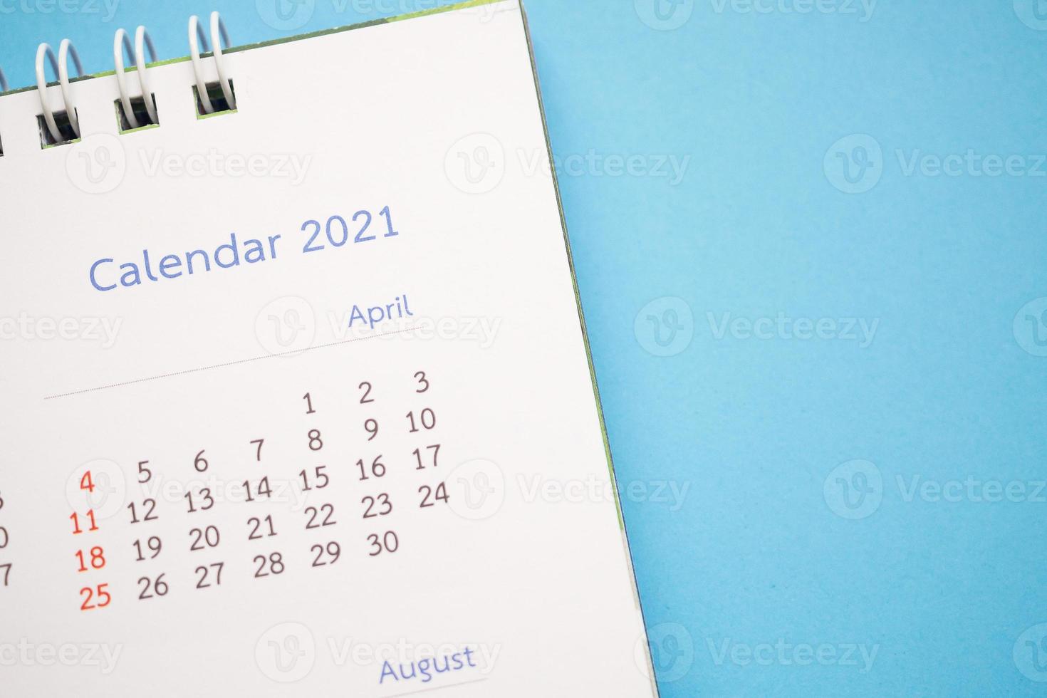 calendario pagina 2021 vicino su su blu sfondo attività commerciale pianificazione appuntamento incontro concetto foto