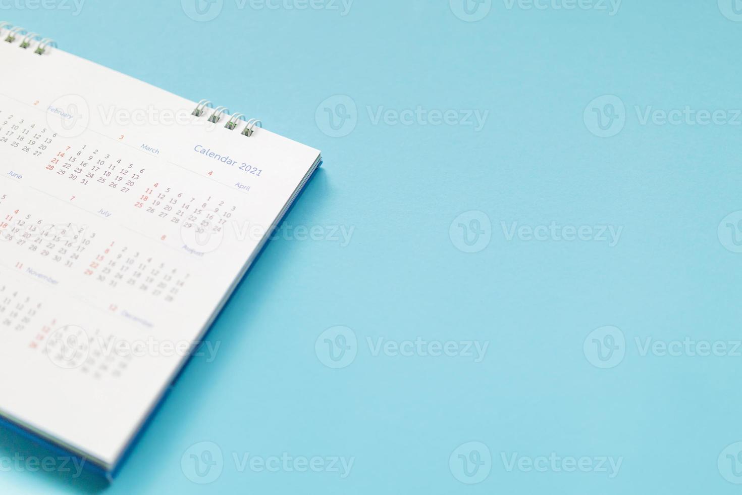 2021 calendario pagina su blu sfondo attività commerciale pianificazione appuntamento incontro concetto foto