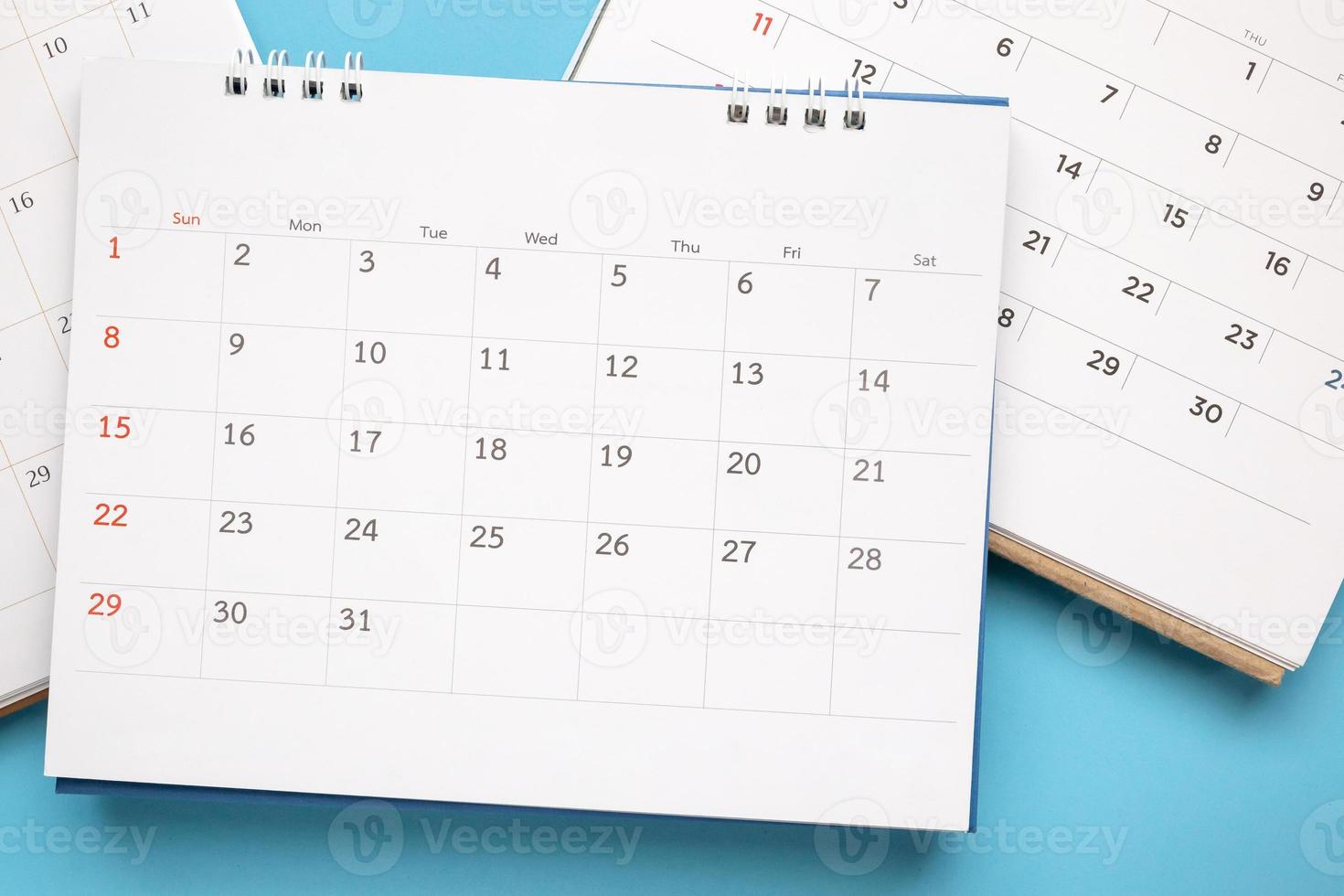 calendario pagina vicino su su blu sfondo attività commerciale pianificazione appuntamento incontro concetto foto