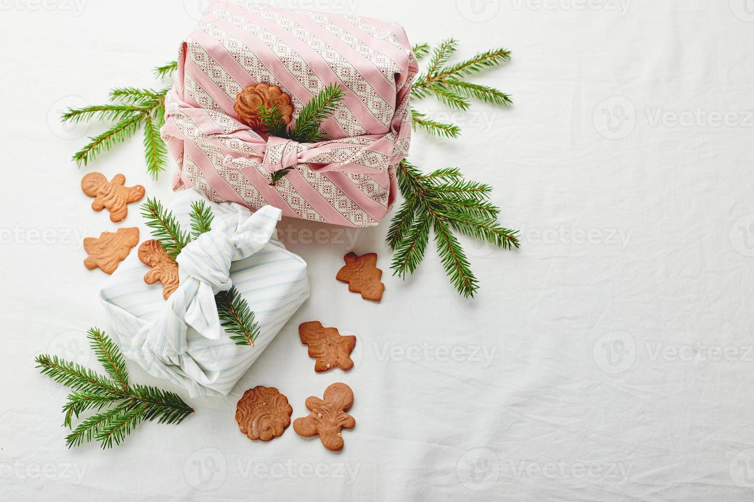 Natale eco-friendly regalo avvolgere nel tradizionale giapponese furoshiki stile, eco-friendly regalo avvolgere e zero sprecato concetto foto