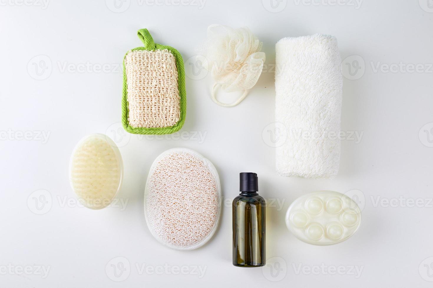 bagno Accessori - shampoo, luffa, asciugamano, bagno sale e corpo spazzola foto