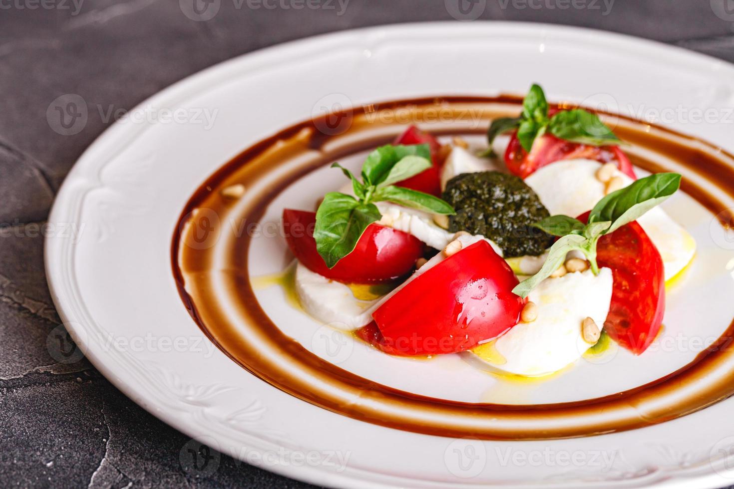 caprese insalata con Mozzarella, pomodoro, basilico e pesto foto