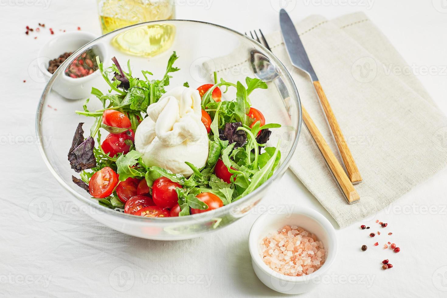 burrata, italiano fresco formaggio fatto a partire dal crema e bufalo o mucca latte, con pomodoro, rucola e rosso basilico insalata foto