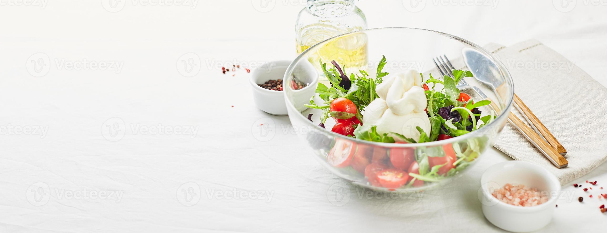 burrata, italiano fresco formaggio fatto a partire dal crema e bufalo o mucca latte, con pomodoro, rucola e rosso basilico insalata foto