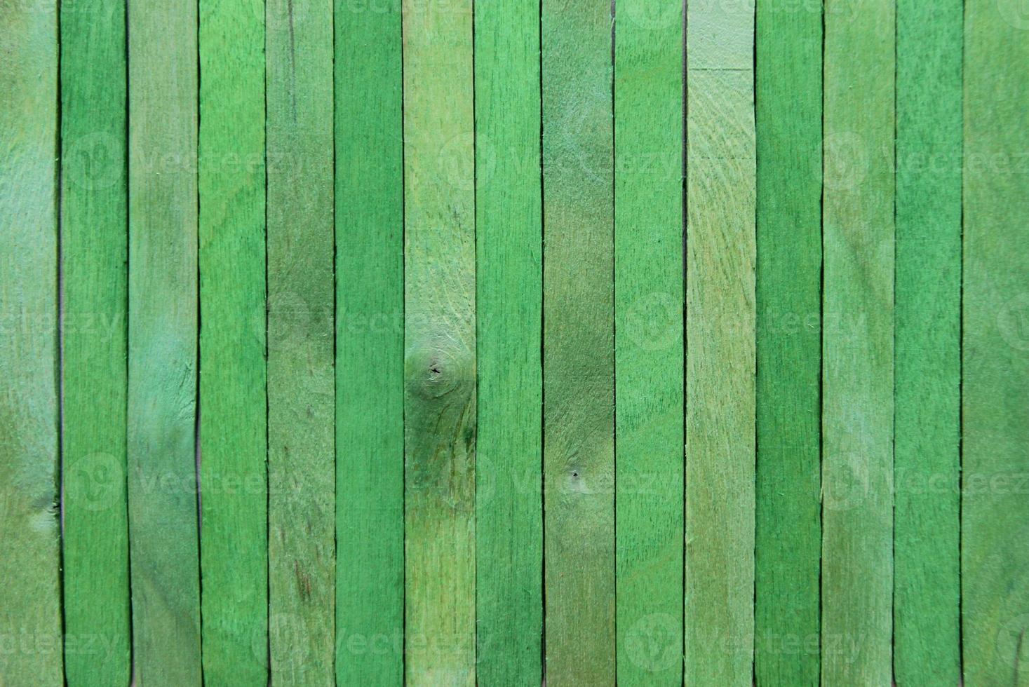 il luminosa verde di legno sfondo. colorato sfondo. foto