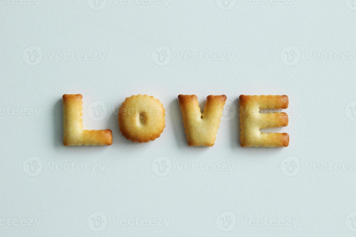 un iscrizione a partire dal il biscotti su il bianca sfondo. testo - amore. foto
