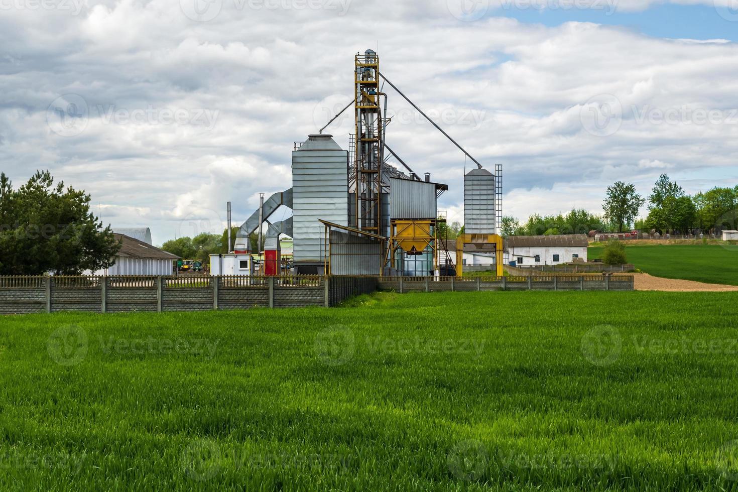 agro silos granaio ascensore su agro-trasformazione produzione pianta per in lavorazione essiccazione pulizia e Conservazione di agricolo prodotti nel segale o Grano campo foto