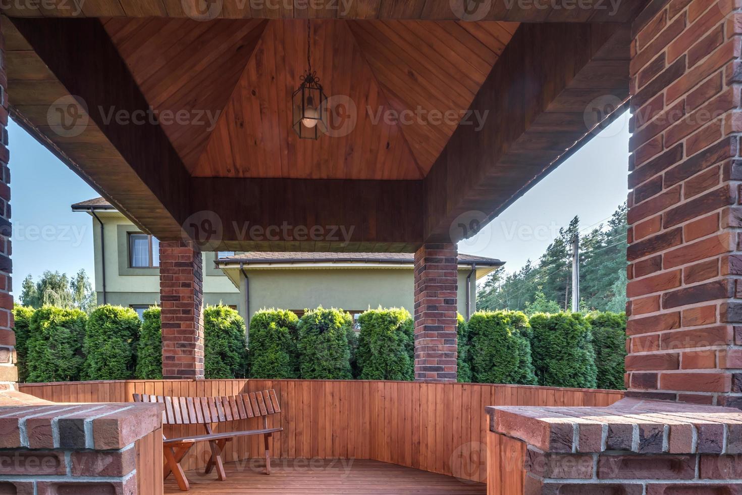 interno di vuoto sala veranda nel di legno villaggio vacanza casa con giardino sedie foto