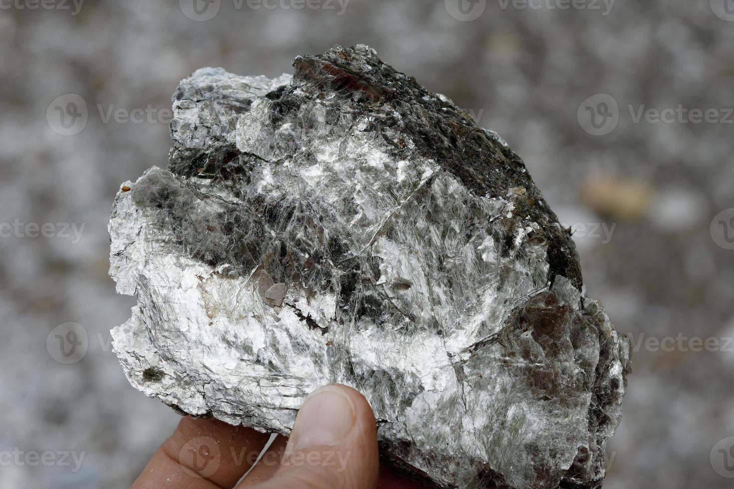 macro fotografia di non processato pezzi di mica minerali nel un' naturale depositare. foto