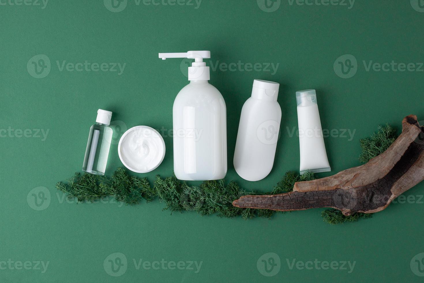 cosmetico composizione con pelle cura prodotti, muschio e legna su oliva verde naturale sfondo. piatto posizione, copia spazio foto