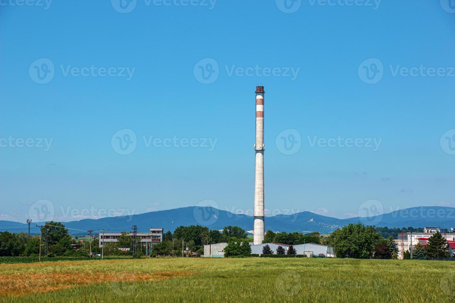 Visualizza it scarico tubo di un industriale pianta contro il blu cielo. il azienda è non Lavorando. Là siamo no scarico gas. energia crisi. foto