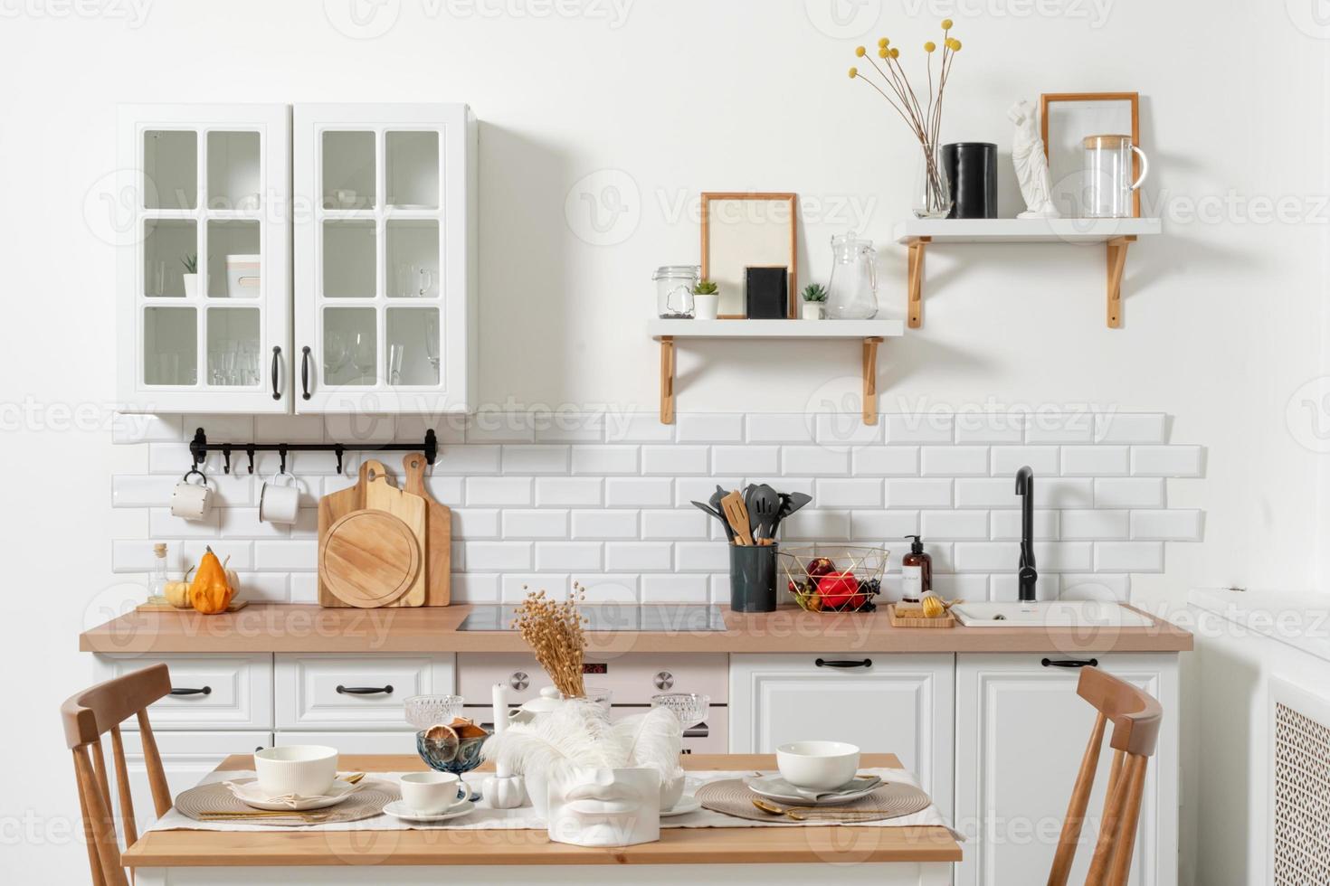 moderno cucina interno con tavolo ambientazione e scaffali foto