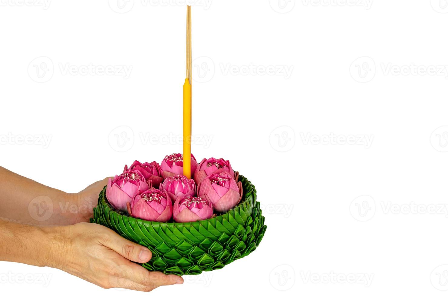 mano Tenere Banana foglia Krathong decora con rosa loto fiori per Tailandia pieno Luna o loy Krathong Festival isolato su bianca sfondo. foto