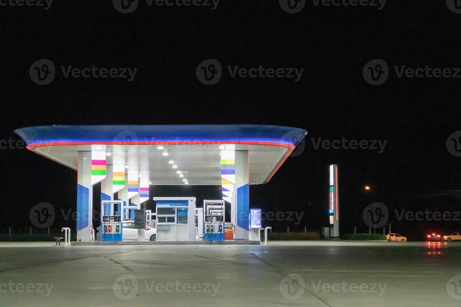 benzina gas stazione a notte foto