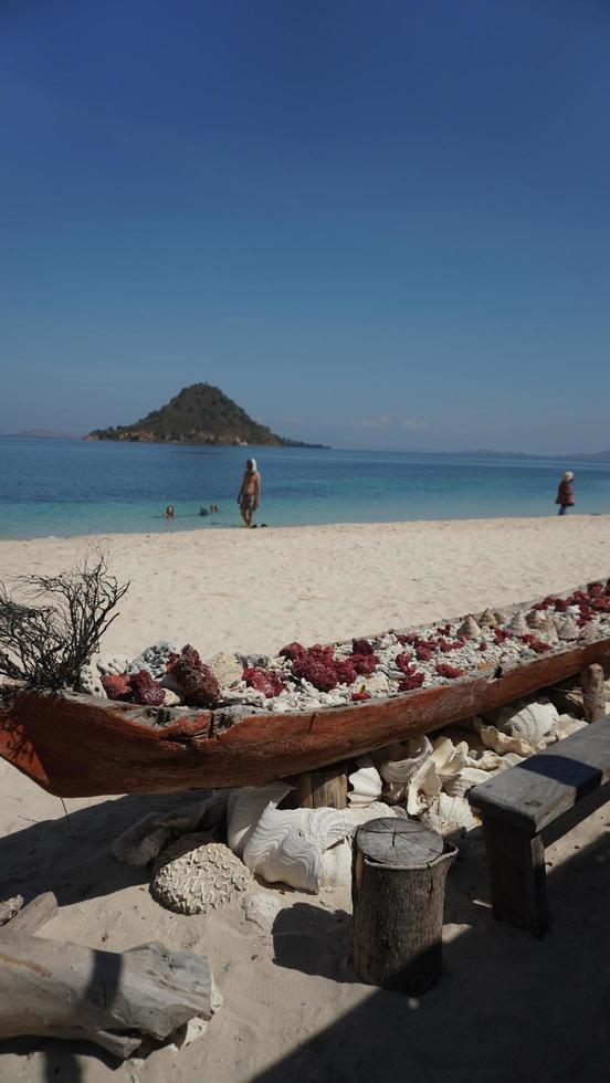 rosa scarpe su un' spiaggia foto