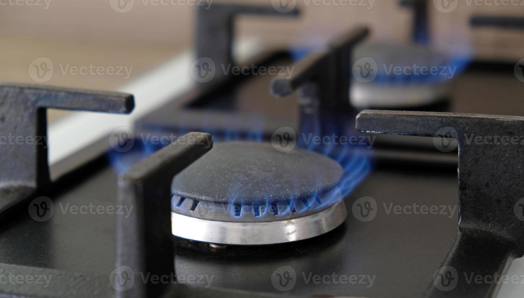 avvicinamento blu fiamme di fuoco su un' gas bruciatore nel il cucina per cucinando. gas fiamma nel un' gas caldaia foto