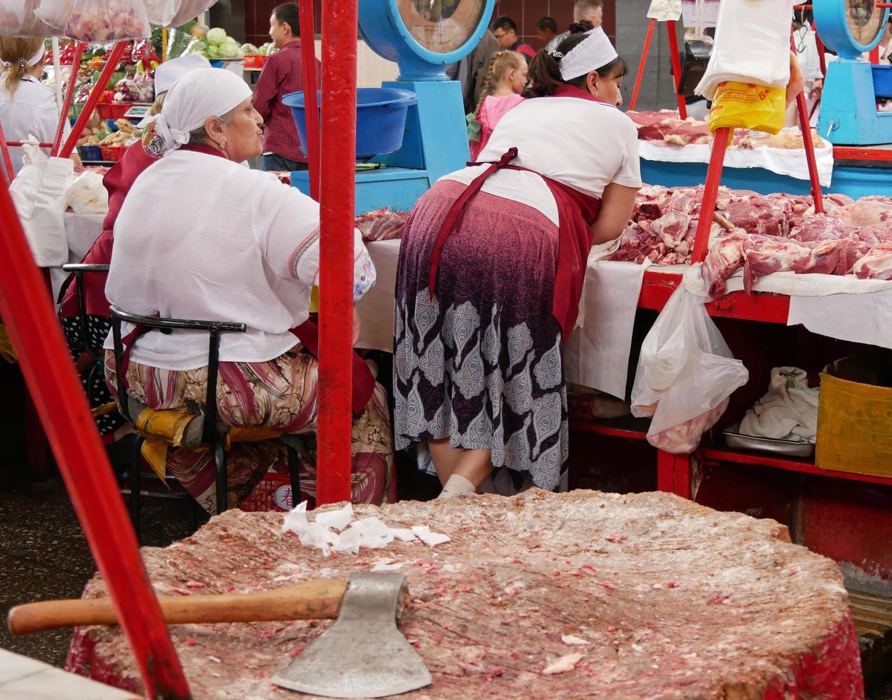 Almaty, kazakistan, 2019 - lavoratori nel il carne sezione di il famoso verde bazar nel Almaty, Kazakistan foto