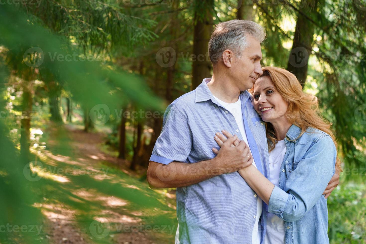 contento vecchio anziano caucasico coppia sorridente nel parco su soleggiato giorno coccole foto