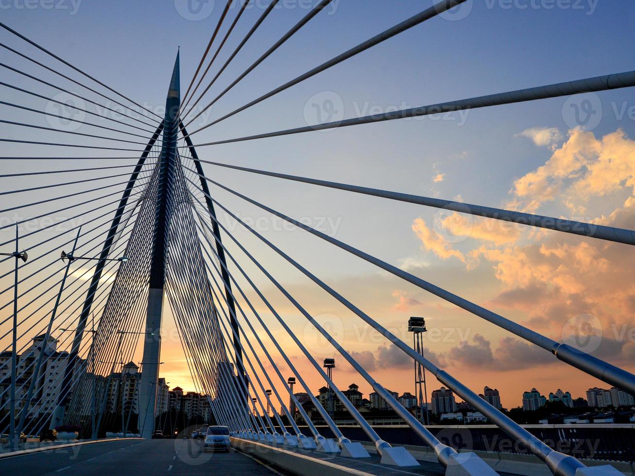 Basso angolo Visualizza di un' cavo rimasto ponte nel putrajaya, Malaysia foto