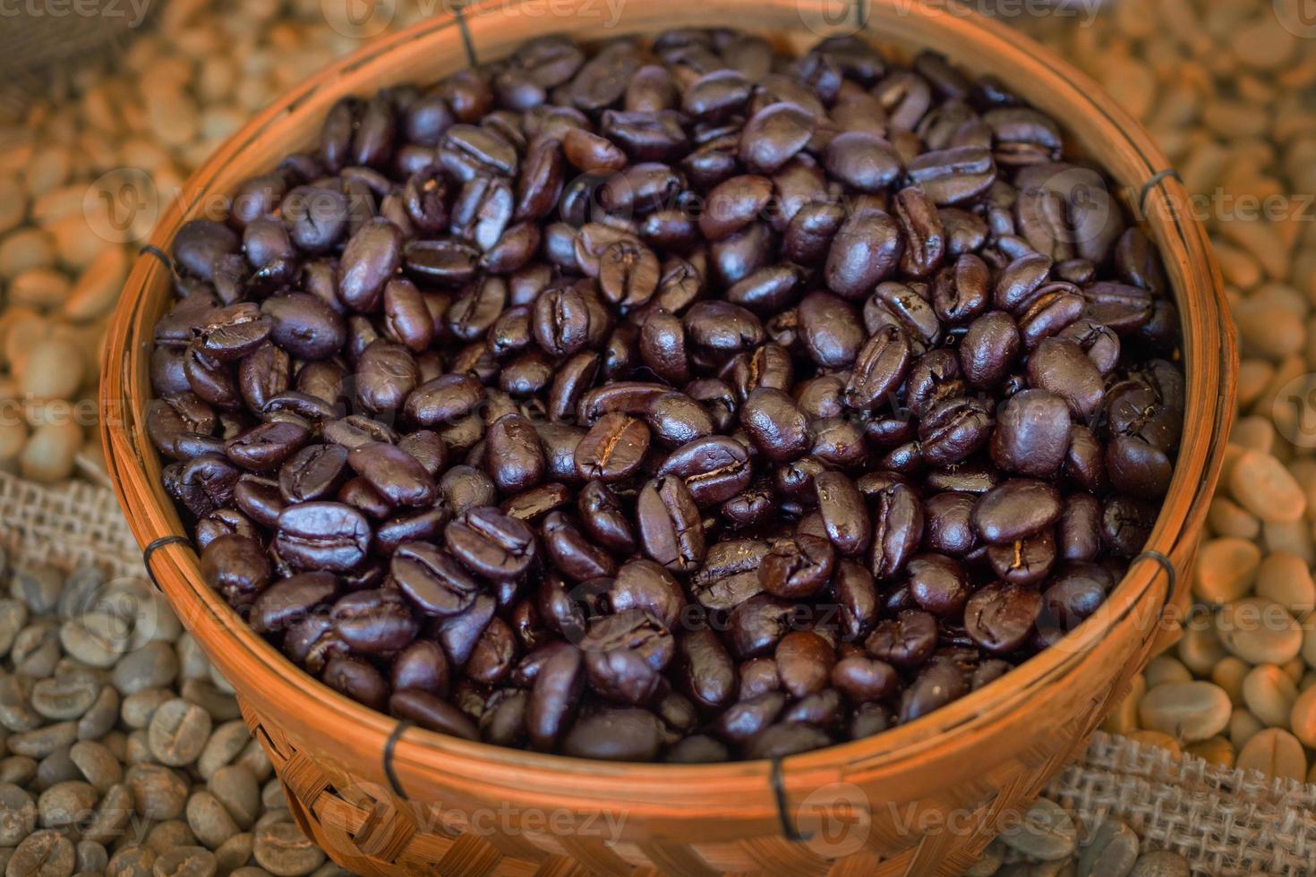 caffè fagioli nel cestino sfondo foto